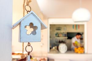 una casetta blu appesa in una cucina di Dimitra & Evdokia Hotel ad Agia Marina Nea Kydonias