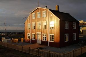 a large wooden house with a lot of windows at Hótel Egilsen in Stykkishólmur