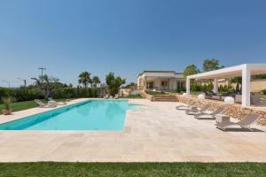 uma piscina com espreguiçadeiras e uma casa em Villa Loran by BarbarHouse em Parabita