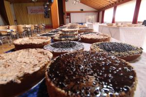 Landhaus Enztalperle في انزكلوسترل: صف من الكعك على طاولة في غرفة