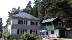 dom z panelami słonecznymi na dachu w obiekcie Apartments Michovka w mieście Koberovy