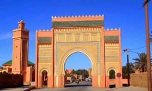 un bâtiment avec une arche au milieu d'une rue dans l'établissement Panorama chez Hamid, à Moulay Ali Chérif