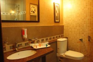 Hotel Mount Regency的一间浴室