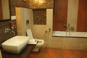 Hotel Mount Regency的一间浴室