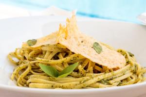 un piatto di pasta con sopra un pezzo di pane di Dimitra & Evdokia Hotel ad Agia Marina Nea Kydonias