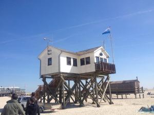 タツィングにあるRochelsand-App-1-EGの浜辺の屋台の家