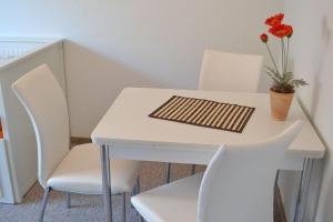 タツィングにあるRochelsand-App-3-OGの白い椅子と花瓶