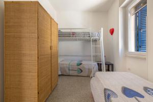 - une petite chambre avec des lits superposés et un placard dans l'établissement Terrazza sul mare by BarbarHouse, à Santa Cesarea Terme