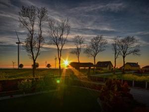 Alba o tramonto visti dall'interno del villaggio turistico o dai dintorni
