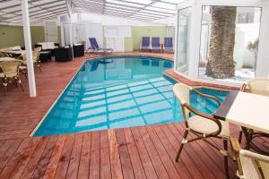 בריכת השחייה שנמצאת ב-Hotel Senderos או באזור