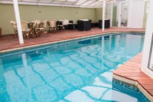 בריכת השחייה שנמצאת ב-Hotel Senderos או באזור