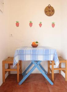 una mesa azul con un bol de fruta en ella en Casas Karen, en Los Caños de Meca