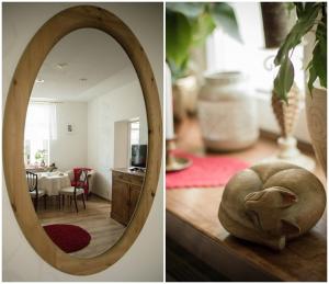 duas fotografias de um quarto com um espelho e uma sala de estar em Przyjazne mieszkanie na Starym Miescie em Gniezno