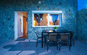 una sala da pranzo con tavolo e sedie neri di Black Queen Guesthouse a Grabovac