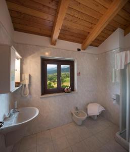 Kylpyhuone majoituspaikassa Hotel la Colletta