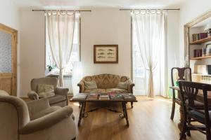 un soggiorno con un divano e un tavolino da caffè di Le Stanze di Sara a Torino