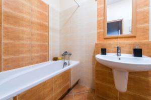 a bathroom with a sink and a bath tub at MW Apartamenty - MONTE CASSINO in Sopot