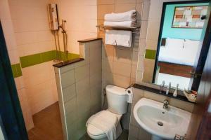 a small bathroom with a toilet and a sink at Ma Chic & Cozy in Lampang