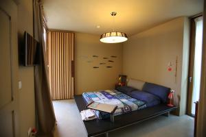 ein Schlafzimmer mit einem Bett und einem Tisch mit einem Buch darauf in der Unterkunft 20dimare in Cesenatico