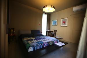 Schlafzimmer mit einem Bett, einem Tisch und einem Fenster in der Unterkunft 20dimare in Cesenatico