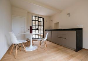 a kitchen with a table and chairs in a room at Cortile nel borgo in Marina Palmense