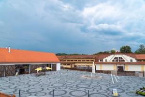 une grande cour avec des parasols dans un bâtiment dans l'établissement Nad Šťastným sklepem, à Valtice