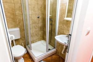 Koupelna v ubytování Guesthouse Lovćen + 26 fotografií