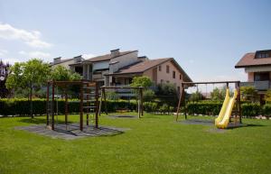 un parco giochi con scivolo e altalene di Lauri & Faggi a Desenzano del Garda