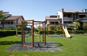 un parco giochi con scivolo di Lauri & Faggi a Desenzano del Garda