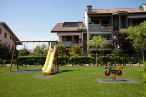 un parco giochi con scivolo e scivolo; di Lauri & Faggi a Desenzano del Garda