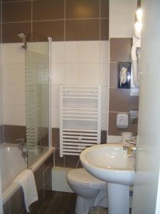Ένα μπάνιο στο Logis - Hôtel & Restaurant Le Bellevue