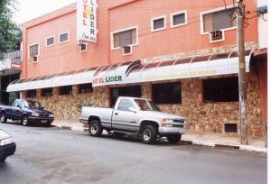 a white truck parked in front of a building at Hotel Lider - Catanduva in Catanduva
