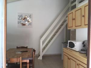 una cucina con tavolo da pranzo e scala di Lavu Santu a Sainte-Lucie de Porto-Vecchio
