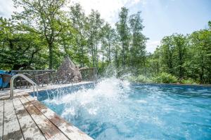 una fuente de agua en una piscina en Estiva Resort, en Lapeyrugue 14 fotos más