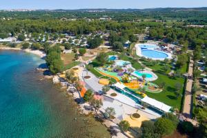 Бассейн в Maistra Camping Polari Mobile homes или поблизости