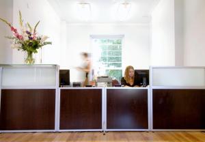 Eine Frau, die an einem Schreibtisch in einem Büro sitzt. in der Unterkunft LSE Passfield Hall in London