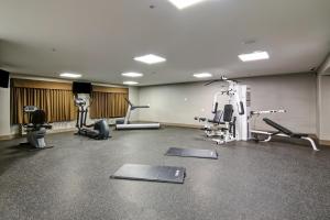 un gimnasio con varias cintas de correr y máquinas en él en Canalta St.Paul, en St. Paul