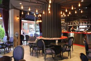 un restaurant avec des tables et des chaises ainsi qu'un bar dans l'établissement Hotel Naumpasa Konagi, à Istanbul