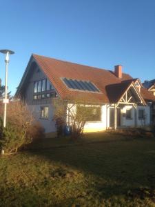 una casa con paneles solares en el techo en Josefine, en Waldkappel