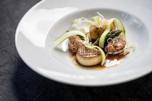 Makanan di atau berdekatan hotel