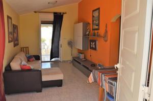 シラクーサにあるCasa Giovaのリビングルーム(オレンジ色の壁、ソファ付)
