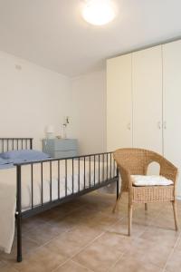 ラ・スペツィアにあるThe Green Carpetのベッドルーム1室(ベッド1台、椅子付)