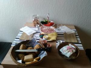 Bed and Breakfast Hasseloe في نيكوبينغ فالستر: طاولة عليها خبز وطعام آخر
