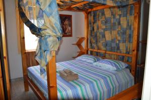 シラクーサにあるCasa Giovaのベッドルーム1室(二段ベッド1組、青と黄色のストライプシーツ付)