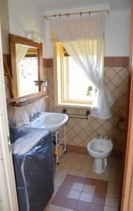 シラクーサにあるCasa Giovaのバスルーム(洗面台、トイレ付)、窓が備わります。