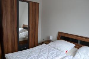 タツィングにあるRochelsand-App-4-OGのベッドルーム1室(ベッド2台、鏡付)