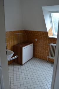 タツィングにあるRochelsand-App-4-OGのバスルーム(トイレ、洗面台付)、窓が備わります。