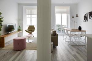 Televízia a/alebo spoločenská miestnosť v ubytovaní Concha Bay 3 by FeelFree Rentals