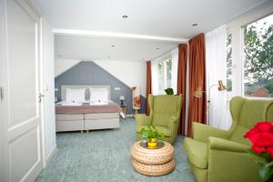 オーテマルスムにあるB&B Ootmarsumのベッドルーム1室(ベッド1台、椅子2脚、テーブル付)