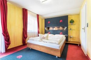 Postel nebo postele na pokoji v ubytování Hotel Vitaloase zu den drei Brüdern